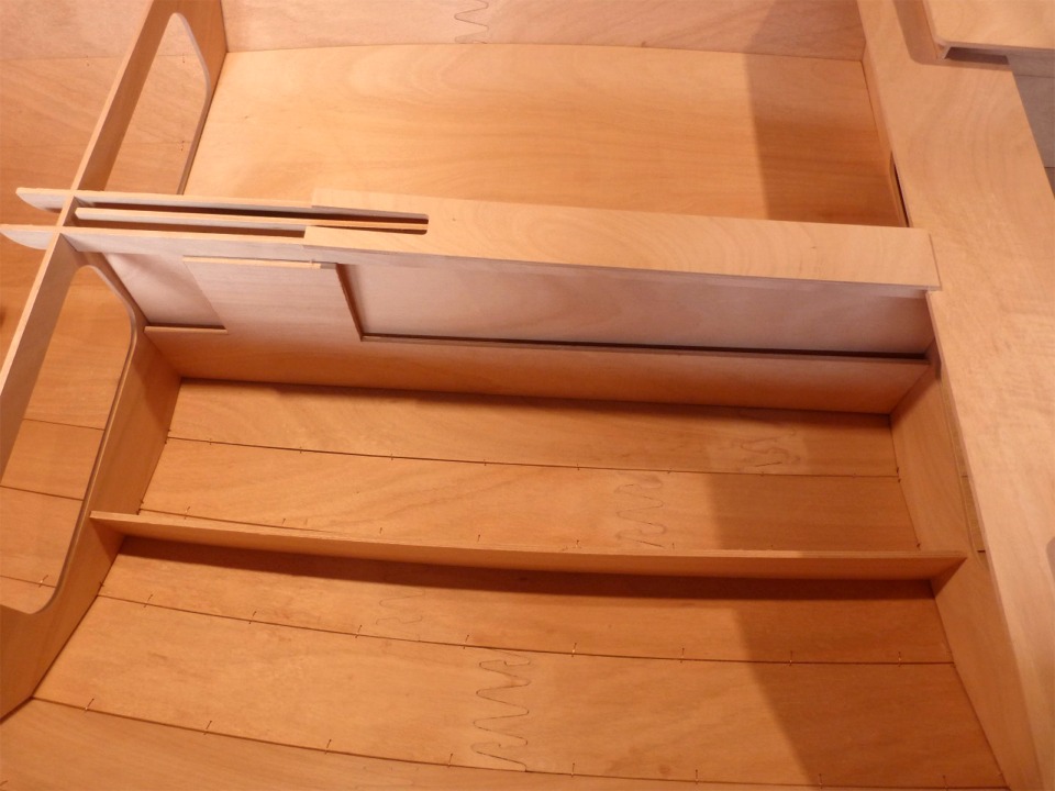 Pour les anguillers, je me demande si je passe des tubes &agrave; travers les r&eacute;servoirs, comme sur Gandalf, ou si je laisse les compartiments sur les cot&eacute;s des ballasts ouverts et si je d&eacute;porte les anguillers de part et d'autre des r&eacute;servoirs. A suivre. 