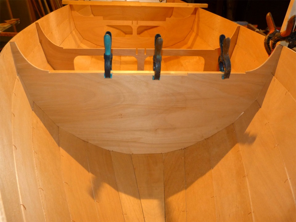 Et voici la cloison 1 vue depuis le haut de l'&eacute;trave. Sa section est presque semi-circulaire : il y a beaucoup de volume tr&egrave;s en avant. Le m&acirc;t sera emplant&eacute; juste derri&egrave;re cette cloison, et je commence &agrave; me rendre &agrave; la n&eacute;cessit&eacute; d'un petit foc sur bout-dehors, car la d&eacute;rive est tr&egrave;s proche du pied de m&acirc;t. Avec une misaine toute seule, Silmaril serait trop ardent. 