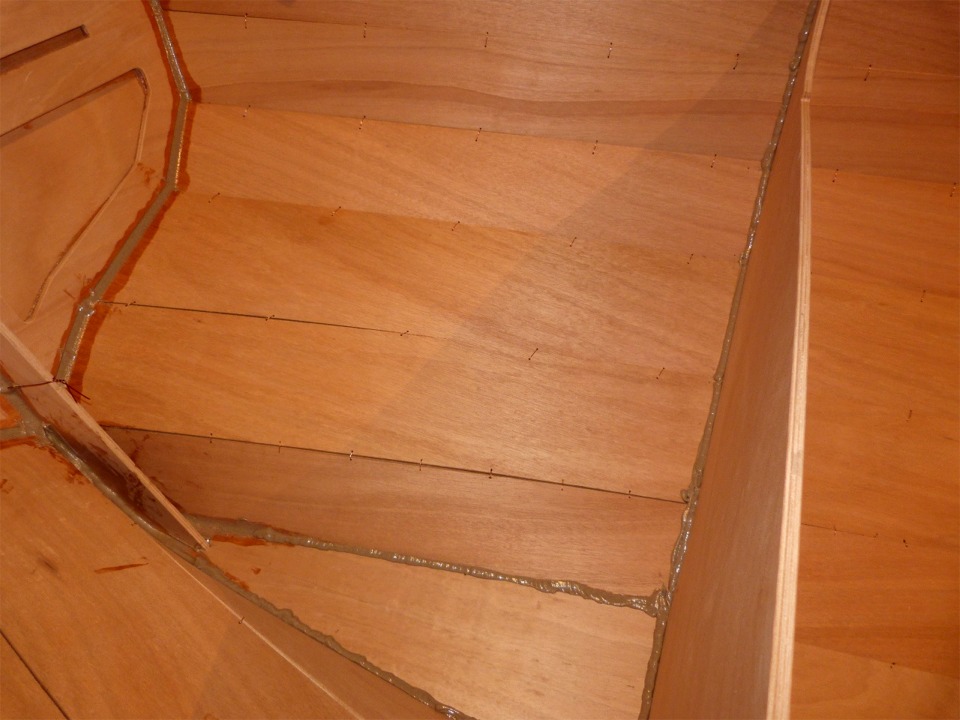 Je fais aussi les joints entre la sole et les galbords, dans le compartiment arri&egrave;re. 