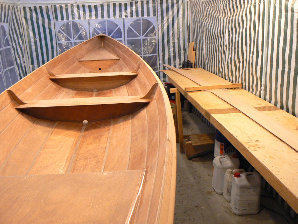 Et voilà, les bancs sont en place. Sur la table, c'est la paire de bordés 2 du second Wherry. Comme on le voit plus haut (image 6), le tasseau vissé en travers est la seule solution pour presser correctement ce type de joint. Encore faut-il s'assurer que la table est assez rigide transversalement à l'endroit du pressage : j'ai vissé un autre tasseau en travers sous le CP de la table. 