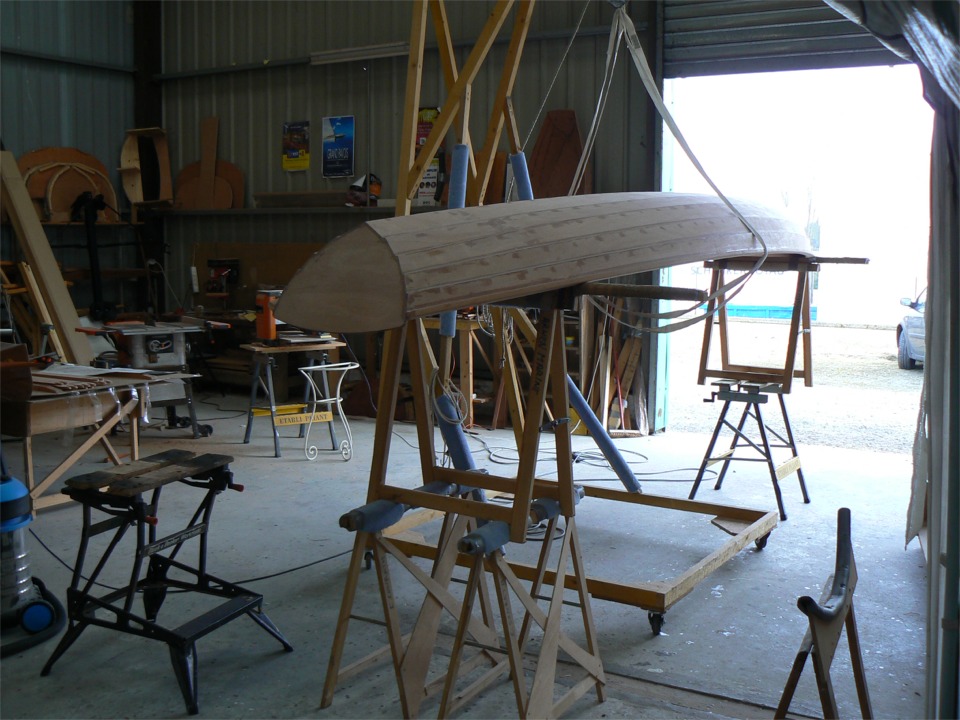 Je continue la construction du Wherry d'Annapolis. Je l'ai juch&eacute; en hauteur pour faire les joints-cong&eacute;s sous les bancs. La sangle assure le Wherry au cas o&ugrave; je bousculerais mon fragile &eacute;chaffaudage. 