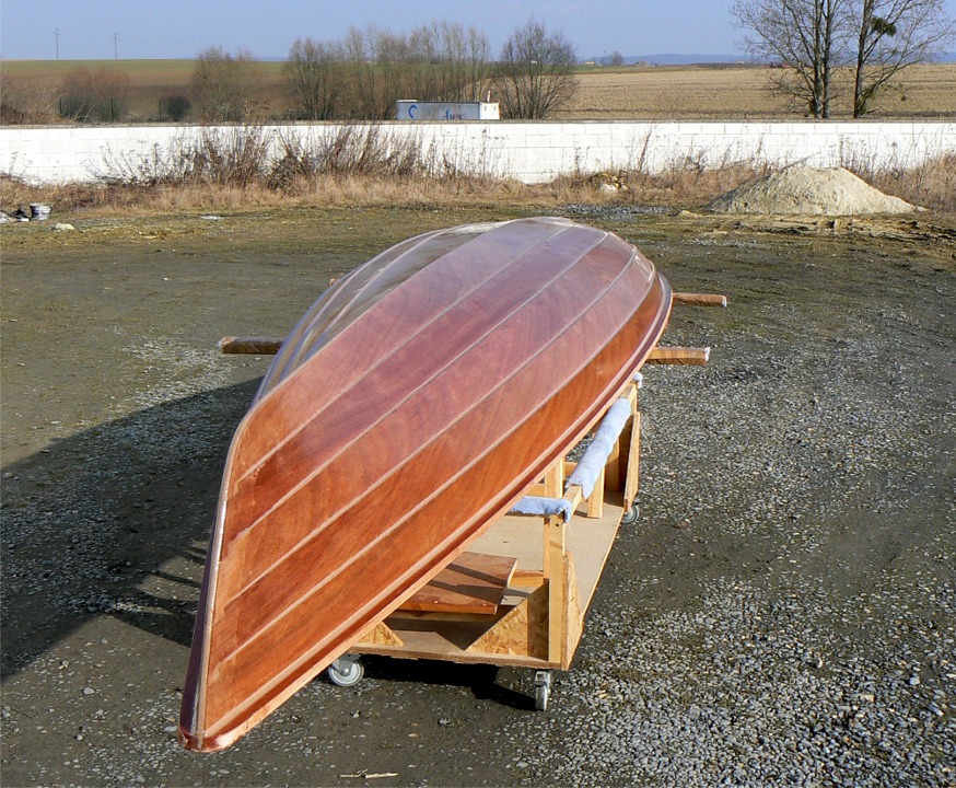 Et une autre photo, avant de ternir et blanchir tout ça au papier de verre... Je me répète mais il y a des moments où il me semble bien que la construction de bateaux consiste essentiellement à appliquer des produits (chers) sur le bois et à les enveler péniblement... 