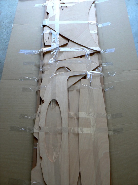 Le kit du Youyou, fraîchement ouvert. Il s'agit ici du colis "bois" qui contient toutes les pièces de contreplaqué découpées sur machine à commande numérique. 