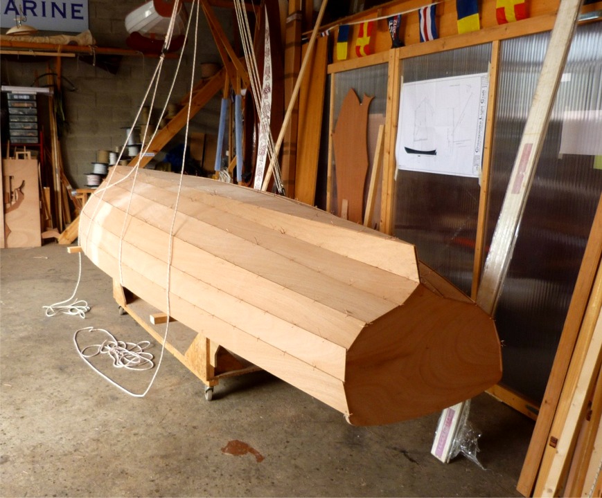 Et &ccedil;a y est, la coque repose sur le chariot, et tout s'est pass&eacute; comme pr&eacute;vu, mes offrandes ont &eacute;t&eacute; accept&eacute;es ! Je ne me lasse pas de contempler les lignes de cette car&egrave;ne. En effet, son volume la fait paraitre un peu lourde sous certains angles lorsqu'elle est &agrave; l'endroit, mais l&agrave;... 