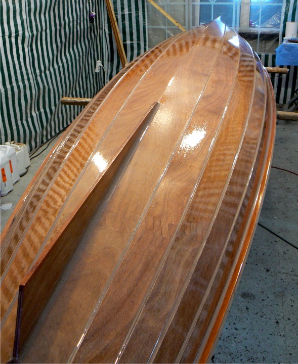 Je viens de passer une derni&egrave;re couche d'&eacute;poxy sur l'ext&eacute;rieur de la coque 1. 