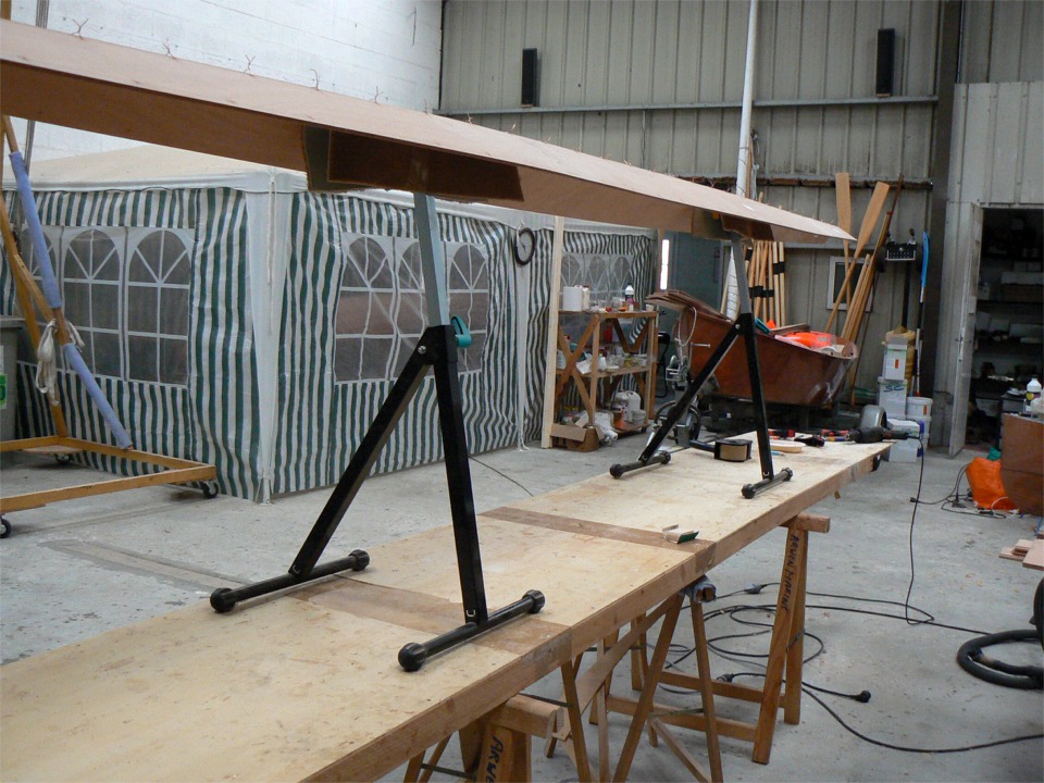 En parall&egrave;le, je commence la construction d'une seconde coque de wherry, dont vous avez pu apercevoir le collage des joints digitaux de bord&eacute;s depuis deux semaines. Les deux galbords sont "cousus" ensemble et pos&eacute;s sur les servantes &agrave; rouleau juch&eacute;es sur ma table de travail. 