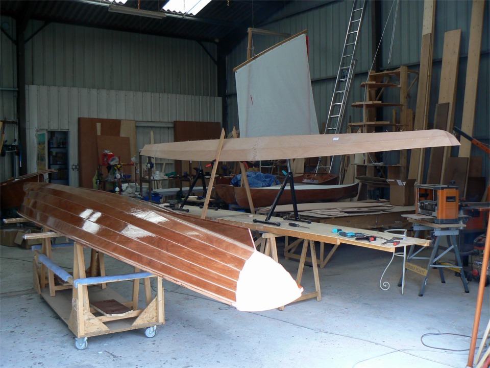 Les deux wherries c&ocirc;te &agrave; c&ocirc;te : la coque 1 est toute brillante de sa nouvelle couche d'&eacute;poxy. J'ai cousu les contre-galbords sur la coque 2. 