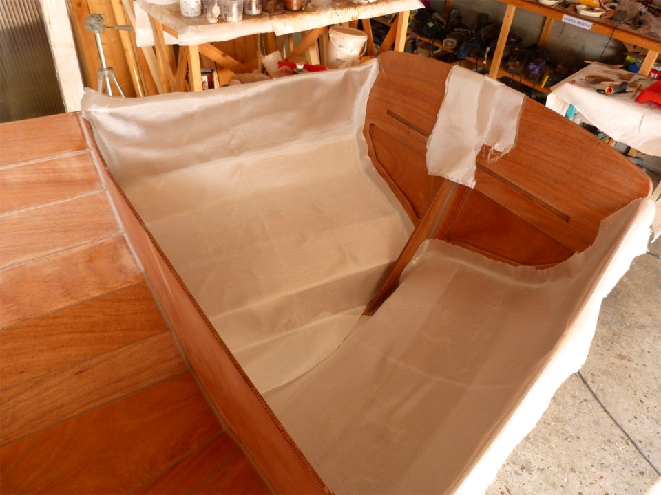 Pour le compartiment arri&egrave;re, j'utilise deux l&eacute;s de serg&eacute; 162 grammes qui se croisent sur la sole. 