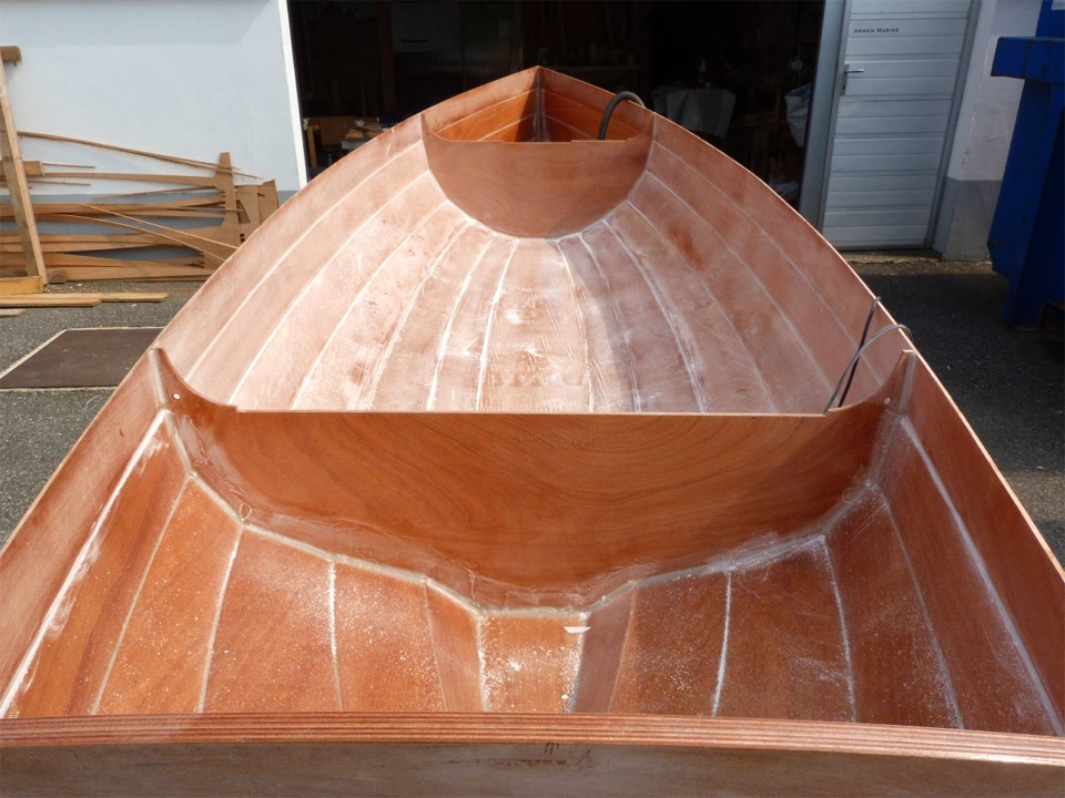 Le pon&ccedil;age de l'int&eacute;rieur des caissons est nettement plus limit&eacute; : je passe juste un petit coup sur les bords pour &eacute;liminer la fibre qui rebique ou d'&eacute;ventuelles bulles. En effet, je n'ajouterai plus rien sur la surface int&eacute;rieure des caissons. 