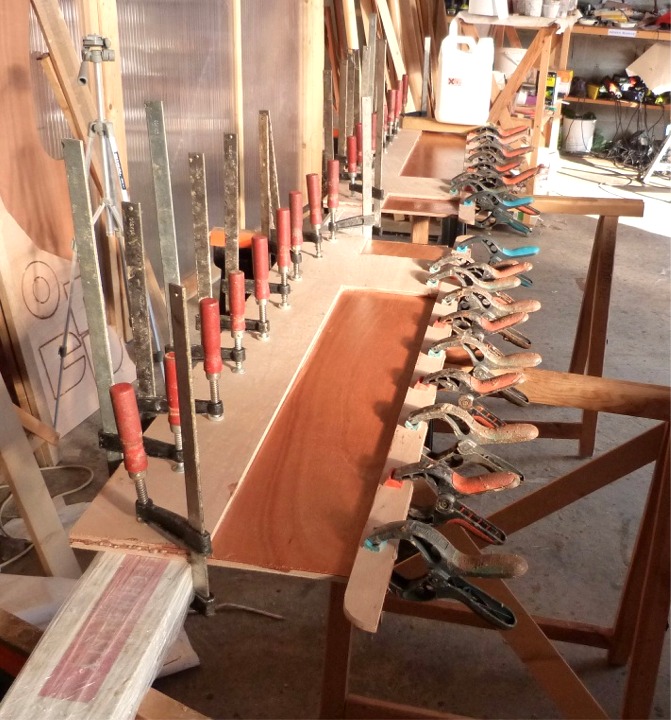 La pi&egrave;ce de gauche double le bas du puits de d&eacute;rive, avec une partie en "T" qui me permettra d'&eacute;chancrer les flancs du puits pour la pastille de pivot de la d&eacute;rive. Ceci sera expliqu&eacute; plus en d&eacute;tail en temps voulu, mais les impatients peuvent de rendre sur cette page de la construction de Gandalf. La pi&egrave;ce de droite renforce le haut du puits et permet de le positionner dans les &eacute;chancrures jumelles du haut des cloisons 2 et 3. 