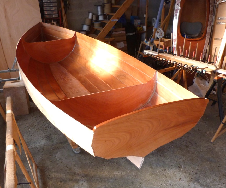 Je termine en passant une couche d'&eacute;poxy "mouill&eacute; sur mouill&eacute;" lorsque l'&eacute;poxy de stratification est "amoureuse" (c'est &agrave; dire presque dure mais encore collante, il a des po&ecirc;tes chez les peintres...) J'&eacute;tands cette couche aux cloisons 1 et 4 et aux bord&eacute;s 5 et 6, ainsi qu'&agrave; la face ext&eacute;rieure du tableau. 