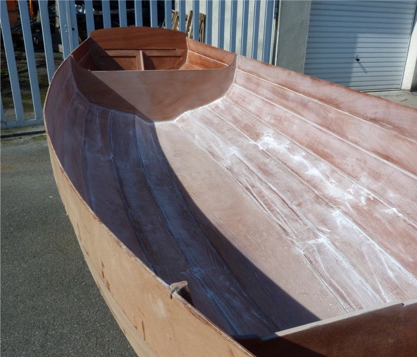 Au risque de me r&eacute;p&eacute;ter, je serais curieux de connaitre le poids d'&eacute;poxy &eacute;limin&eacute; au pon&ccedil;age... Je connais le poids total de r&eacute;sine consomm&eacute;e, mais pas le poids des autres &eacute;l&eacute;ments qui constitueront le poids du bateau termin&eacute; (que je connaitrai en le pesant). En effet, il faudrait peser s&eacute;par&eacute;ment tous les &eacute;l&eacute;ments entrant dans la construction, et surtout, il faudrait peser aussi toutes les chutes qui passent &agrave; la poubelle. 