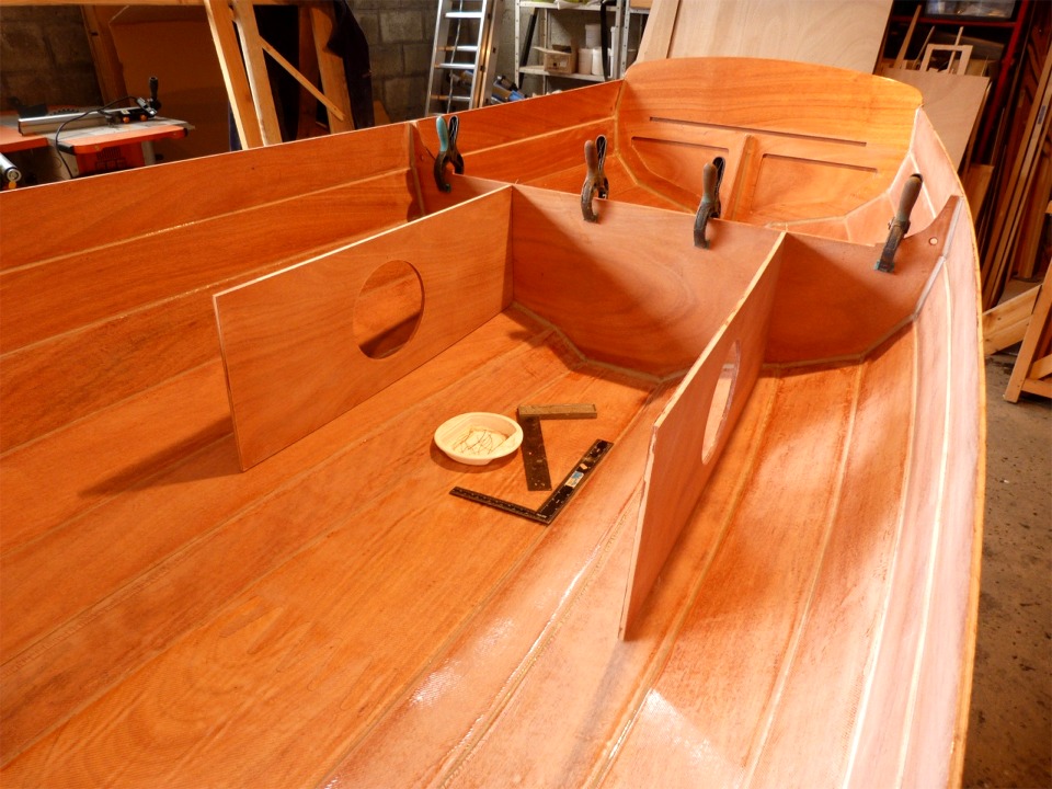 J'ai cousu les bat-flancs des si&egrave;ges lat&eacute;raux arri&egrave;re sur la cloison 1 (*) apr&egrave;s avoir d&eacute;coup&eacute; un trou pour une trappe de huit pouces, pass&eacute; sur leurs deux faces une couche d'impr&eacute;gantion &eacute;poxy et ponc&eacute; cette couche. En effet, j'h&eacute;sitais &agrave; faire des &eacute;quipets ouverts &agrave; cet endroit, mais je me suis finalement d&eacute;cid&eacute; pour ces compartiments &eacute;tanches pour augmenter la capacit&eacute; totale de flottabilit&eacute; et stabiliser lat&eacute;ralement le bateau lorsqu'il sera plein d'eau. 