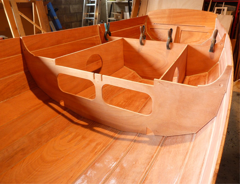 J'ai aussi recousu la cloison 2 en place apr&egrave;s avoir d&eacute;coup&eacute; des anguillers qui seront sur l'ext&eacute;rieur des r&eacute;servoirs de ballast. En effet, les deux compartiments sur le cot&eacute; ext&eacute;rieur des r&eacute;servoirs de ballast resteront ouverts aux deux extr&eacute;mit&eacute;s et seront donc travers&eacute;s par l'eau qui circulera dans les fonds, le cas &eacute;ch&eacute;ant. 