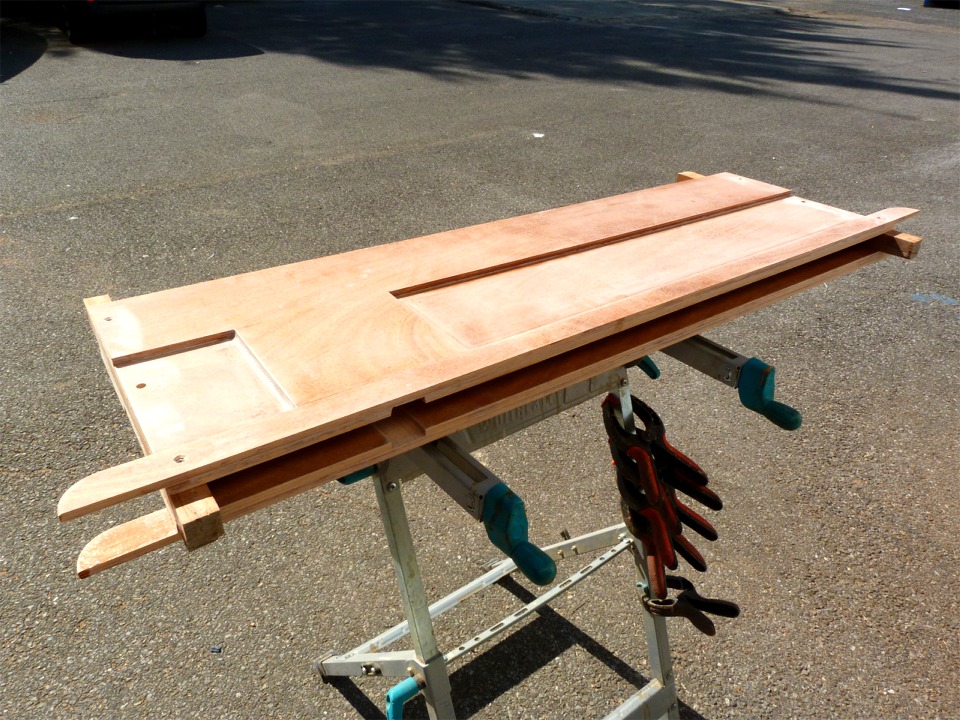 J'ai utilis&eacute; la d&eacute;fonceuse pour d&eacute;couper les rainures de guidage du pivot de la d&eacute;rive sur la face int&eacute;rieure des joues du puits de d&eacute;rive et je l'ai assembl&eacute; en pr&eacute;vision de son collage. Douze vis inox renforceront le collage des joues sur les jambes du puits. Cette d&eacute;coupe sera faite dans les futures versions du kit de Silmaril. 