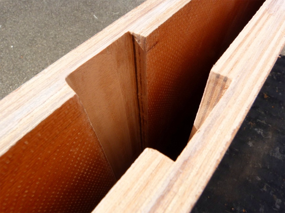 Gros plan sur les rainures : elles font 9 mm de profondeur et traversent donc les flancs du puits de d&eacute;rive qui sont doubl&eacute;s &agrave; cet endroit afin de renforcer le puits. 