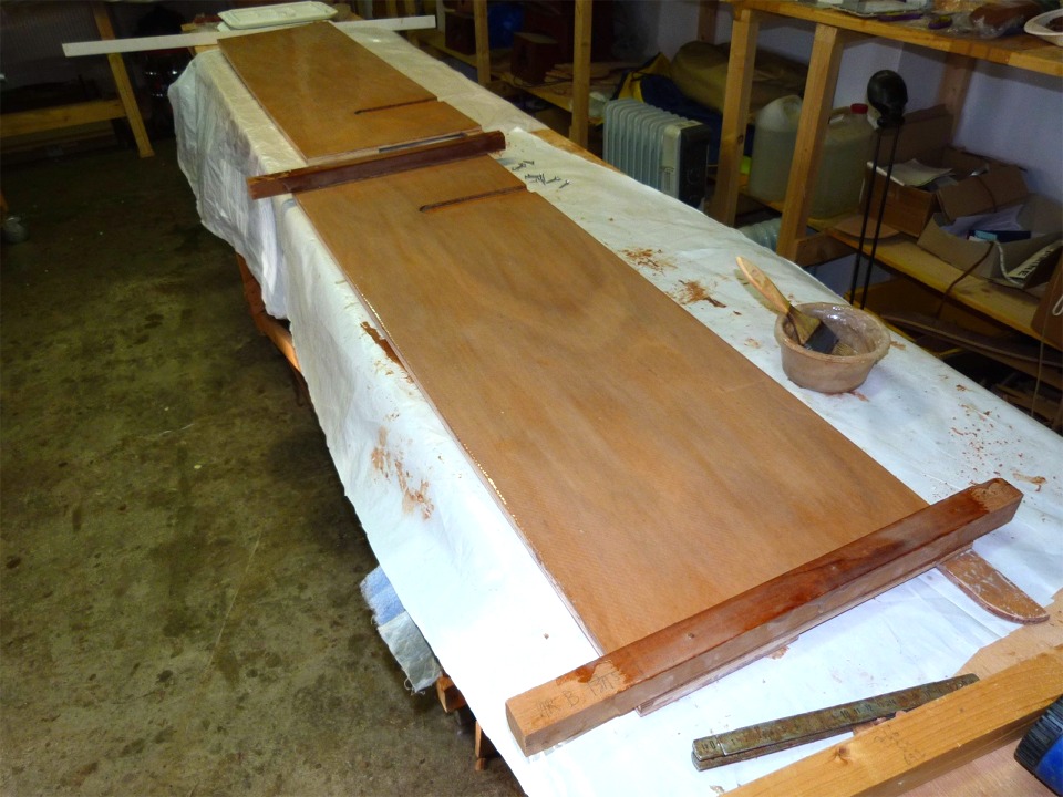 Je passe une couche d'&eacute;poxy l&eacute;g&egrave;rement charg&eacute;e sur la stratification qui recouvre l'int&eacute;rieur des joues du puits de d&eacute;rive. 