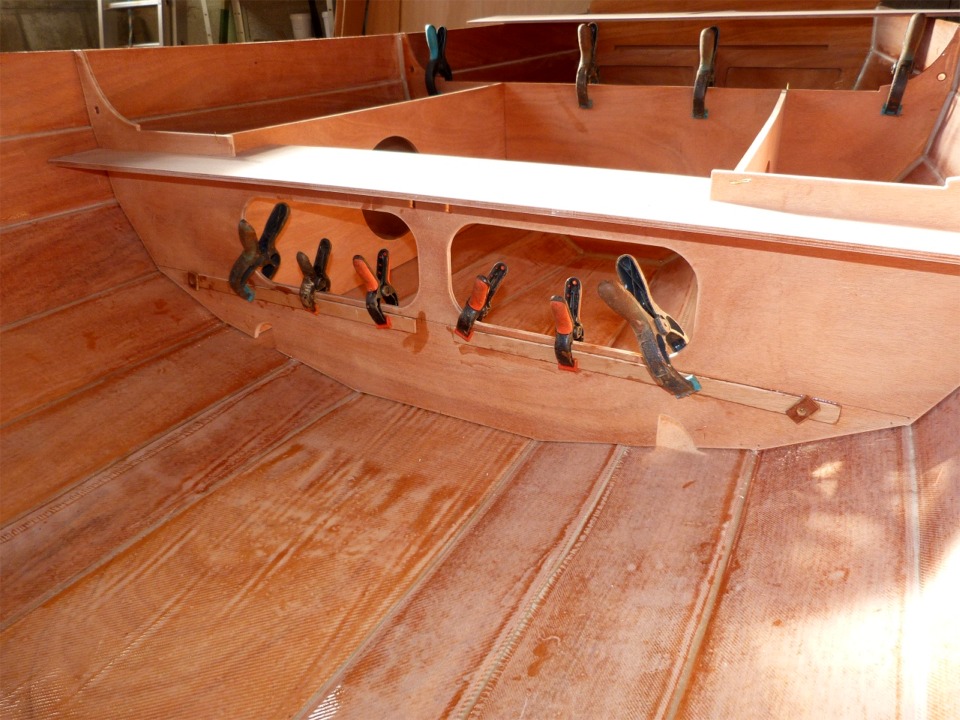 Je colle un peu tardivement une r&eacute;glette en CP de 6 mm qui supportera le dessus des r&eacute;servoirs de ballast sur la cloison 2(et sur la cloison 3) car on ne peut pas faire de bons joints-cong&eacute;s sur ces cloisons &agrave; cause de leur partie ajour&eacute;e. 