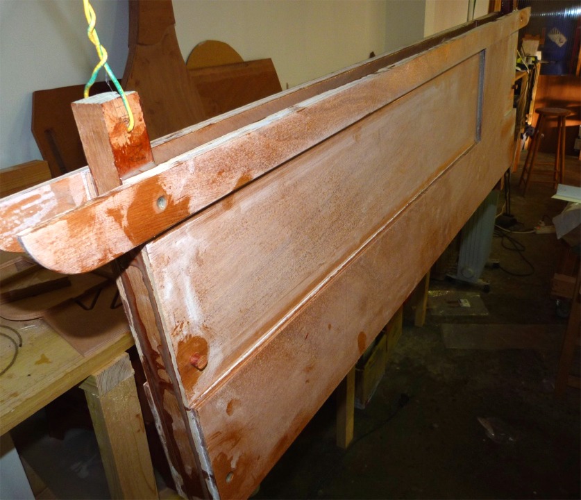 J'ai suspendu le puits de d&eacute;rive apr&egrave;s son collage afin que les coulures &eacute;ventuelles d'&eacute;poxy se produisent verticalement (Pourquoi ? Ah, vous non plus ne savez pas...) En fait, je veux &eacute;viter qu'en cas de coulures, il y ait formation d'excroissances sur les parois internes. 