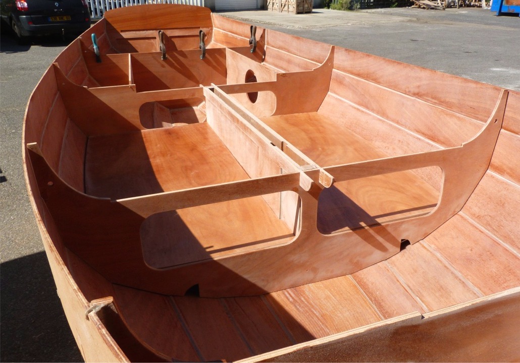 Mardi matin, j'ai fait un dernier pon&ccedil;age de nettoyage du puits de d&eacute;rive et je le pr&eacute;sente dans la coque, puis j'ajoute la cloison 3 et les dessus de ballast pour v&eacute;rifier que tout se met bien en place comme pr&eacute;vu. 