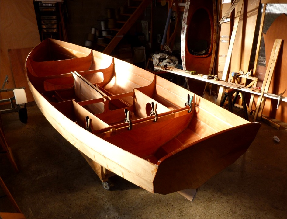 Mission accomplie, j'y ai pass&eacute; tout l'apr&egrave;s-midi, mais cela a &eacute;t&eacute; plus facile que pr&eacute;vu. La partie la plus difficile a &eacute;t&eacute; de trouver l'ordre dans lequel coudre, coller et visser les divers el&eacute;ments des am&eacute;nagements. Il y a en effet 8 vis qui tiennent le puits de d&eacute;rive (2 &agrave; travers la sole et 3 dans chacune des cloisons 2 et 3). 