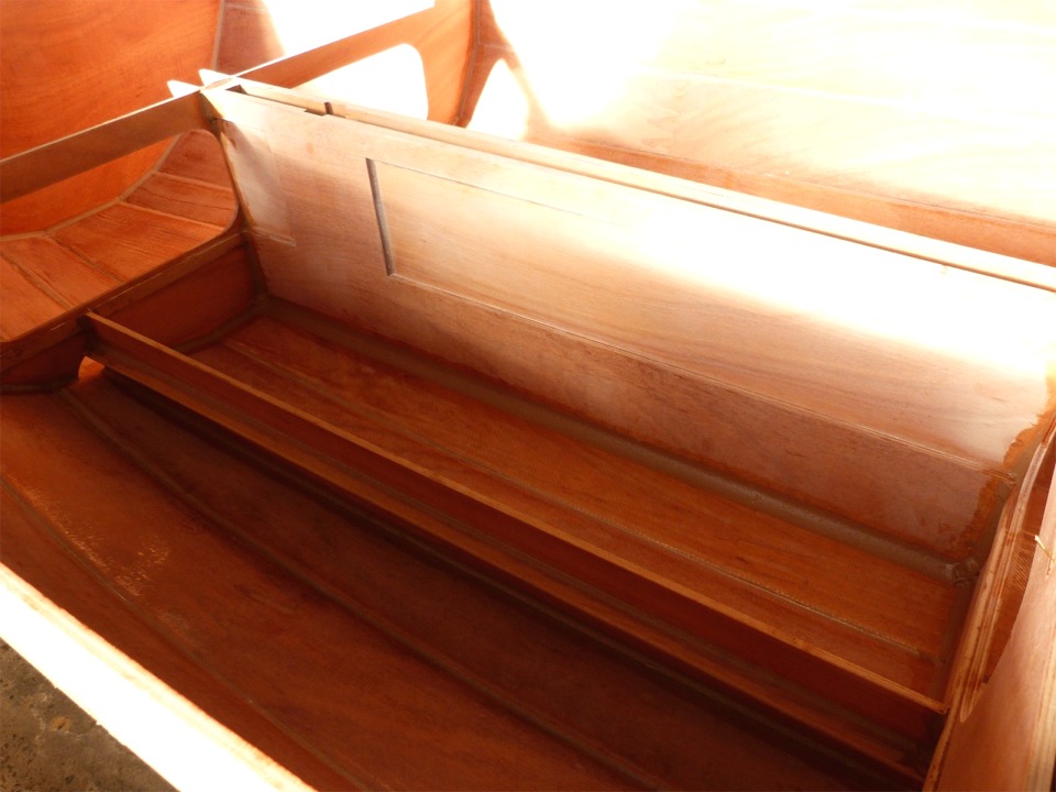 Vue du cot&eacute; b&acirc;bord du puits de d&eacute;rive avec son joint-cong&eacute; de 25 mm de rayon. Au centre, c'est le r&eacute;servoir de ballast b&acirc;bord, qui contiendra 50 litres d'eau (je dois encore percer pour fixer son nable de remplissage/vidange). Au premier plan, ce compartiment ext&eacute;rieur restera ouvert aux deux bouts, afin que l'eau des fonds puisse le traverser pour &ecirc;tre &eacute;cop&eacute;e aussi bien &agrave; l'avant qu'&agrave; l'arri&egrave;re. On aper&ccedil;oit le raidisseur de la cloison longitudinale du ballast que j'ai r&eacute;duit &agrave; 24 mm de hauteur afin qu'il soit moins envahissant et que je puisse notamment faire le joint-cong&eacute; qui colle la cloison &agrave; la coque. 