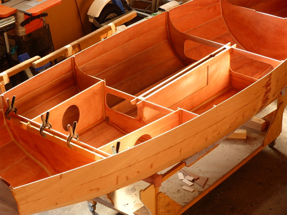 J'ai laiss&eacute; le bout de tasseau tenu par des pinces sur le haut de la cloison 1 afin que celle-ci reste rectiligne car toute la structure que j'ai coll&eacute;e ce jour est cousue ou appuy&eacute;e dessus, et elle ne doit donc pas bouger. 