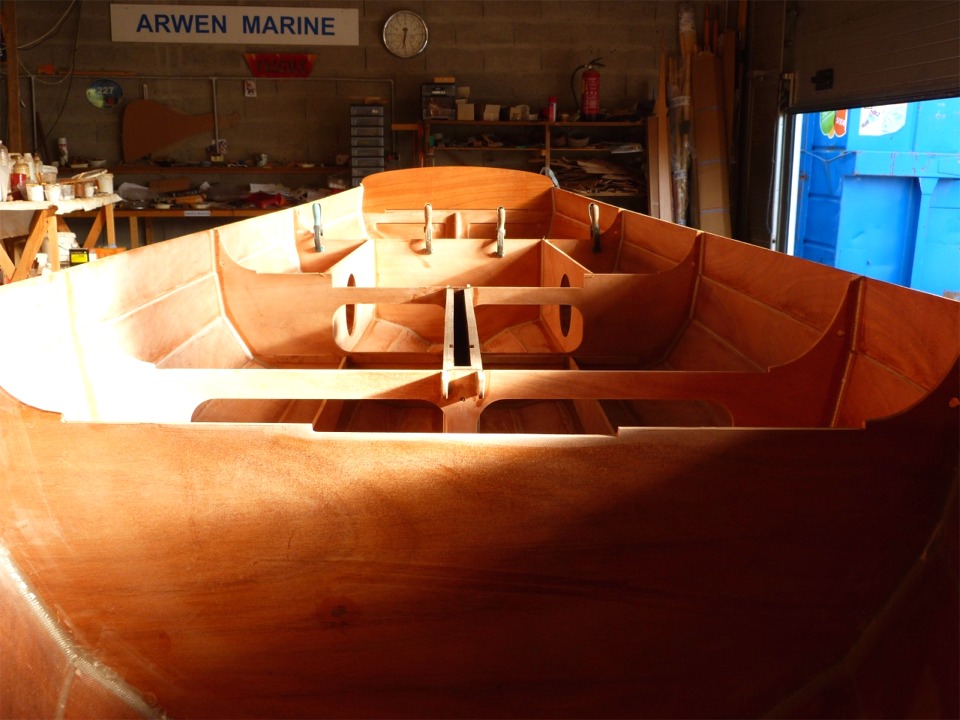 L'ouverture du puits de d&eacute;rive fait 32 mm de large, ce qui va me permettre de mettre une d&eacute;rive &eacute;paisse, et donc de la profiler suivant l'un des profils codifi&eacute;s par le NACA. Je pense laminer trois plis de contreplaqu&eacute; de 9 mm, qui seront sans doute couvert d'une stratification : il restera entre 2 et 4 mm de jeu autour de la d&eacute;rive. 