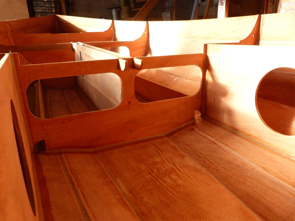 J'ai pris beaucoup de temps &agrave; me d&eacute;cider &agrave; d&eacute;couper les anguillers de part et d'autre des r&eacute;servoirs de ballast, au lieu de faire traverser ceux-ci par des tuyaux de PVC comme sur Gandalf. En laissant ouverts les compartiments lat&eacute;raux, j'abandonne en effet 60 litres de flottabilit&eacute;. Mais je rationalise en me disant qu'ils n'auraient eu gu&egrave;re d'impact sur le volume total disponible. Surtout, cela simplifie consid&eacute;rablement la construction. 