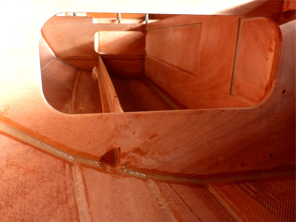 Gros plan sur l'ouverture en secteur de l'anguiller tribord avant et les compartiments tribord, avec le ballast &agrave; droite, dans lequel on aper&ccedil;oit l'un des deux joints-cong&eacute;s massifs du pied du puits de d&eacute;rive. 