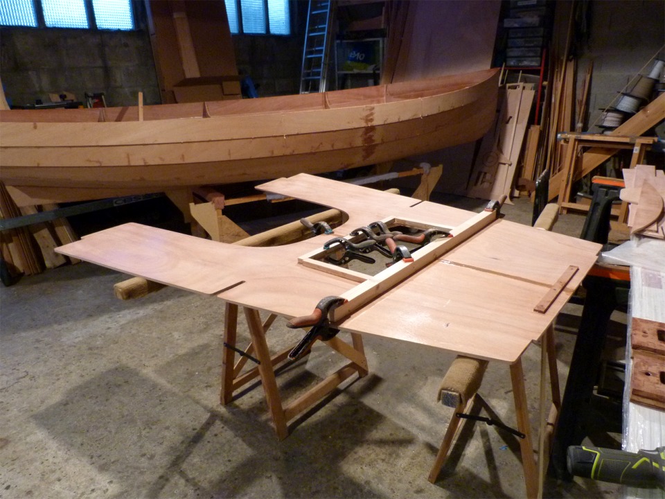 J'ai d&eacute;coup&eacute; l'ouverture pour le panneau d'acc&egrave;s au caisson arri&egrave;re, et coll&eacute; la structure de renfort de l'ouverture qui sert en m&ecirc;me temps &agrave; solidariser les deux panneaux. 