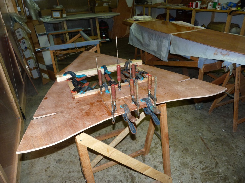 Collage &eacute;galement de la structure de renfort sous le panneau avant, ainsi que du doubleur d'&eacute;tambrai. On aper&ccedil;oit &agrave; l'arri&egrave;re-plan les panneaux de fond de la cellule centrale sur lesquels je viens de repasser une couche d'&eacute;poxy. 