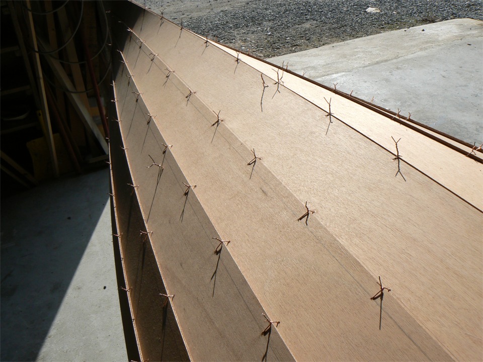 Voici un gros plan de la proue du second wherry, sur lequel on voit bien les sutures en fil de cuivre chevauchant la jonction superpos&eacute;e des clins. 