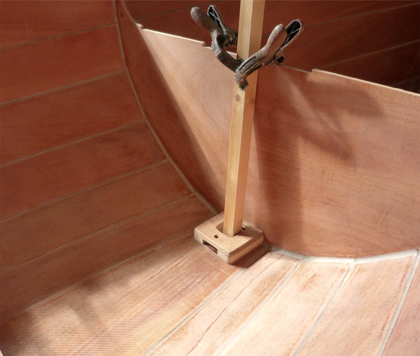 Je colle le pied de m&acirc;t, "s&eacute;curis&eacute;" par 4 vis de 40 mm qui traversent la sole et viennent jusqu'&agrave; mi-bois de la plaque du dessus. Je ferai ensuite de petits joints-cong&eacute;s tout autour du pied de m&acirc;t. 