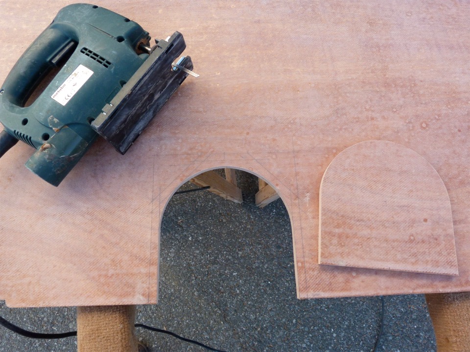 Une des op&eacute;rations qui m'a le plus occup&eacute; ce jour : la d&eacute;coupe d'acc&egrave;s des panneaux de la cellule centrale... En effet, il faut cr&eacute;er &agrave; la fois un &eacute;vent (pour que l'air passe librement et permette aux r&eacute;servoirs de ballast de se remplir et se vider) et un acc&egrave;s au nable afin de pouvoir le fermer ou l'ouvrir et ainsi choisir de naviguer ballast plein ou vide, et accessoirement mettre &agrave; raffraichir une bouteille par r&eacute;servoir... Comme vous le verrez ult&eacute;rieurement, il n'est pas simple de r&eacute;pondre cumulativement &agrave; toutes ces fonctions. 