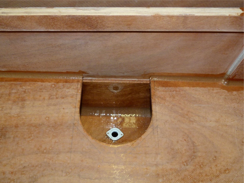 Vue du nable du r&eacute;servoir de ballast tribord. Je dois encore construire la "boite" pentagonale (*) qui portera l'&eacute;vent et la trappe de 4 pouces permettant de passer la main pour ouvrir ou fermer ce nable. 