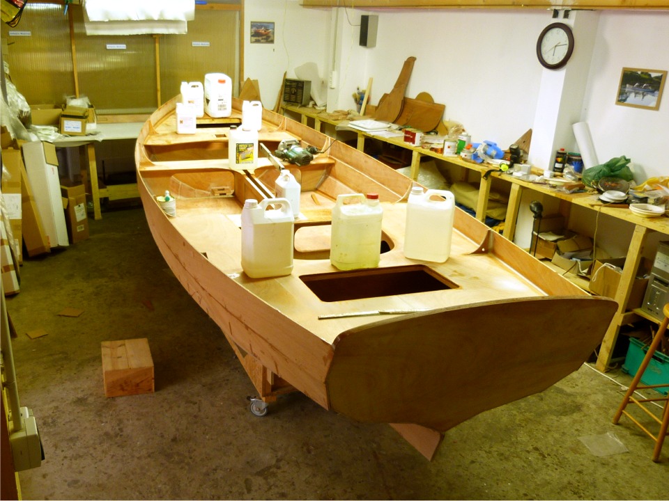 Image du soir : j'ai fait aujourd'hui une bonne quinzaine de m&egrave;tres de joints-cong&eacute;s et surtout pass&eacute; une &eacute;tape importante dans la construction de ce Silmaril num&eacute;ro 1 avec le collage de tous les &eacute;l&eacute;ments horizontaux. 