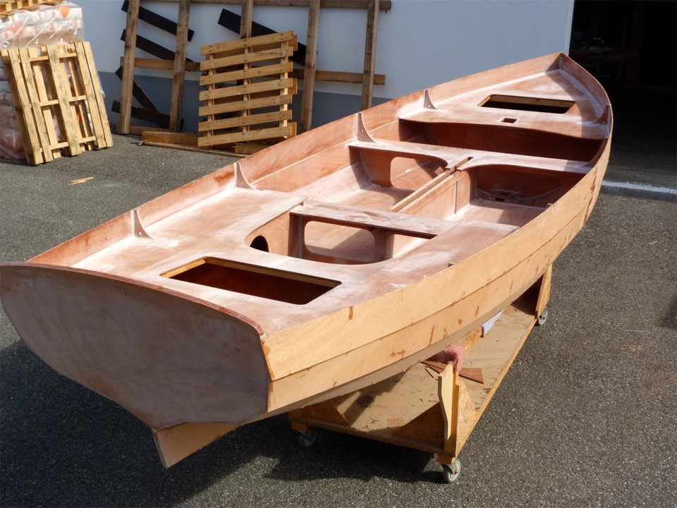 Dans notre pr&eacute;c&eacute;dent &eacute;pisode, nos h&eacute;ros ont coll&eacute; tous les panneaux horizontaux de ce Silmaril num&eacute;rol 1. Je viens de poncer les 15 m de joints-cong&eacute;s qui "soudent" les panneaux aux autres &eacute;l&eacute;ments. 