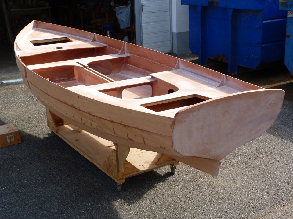 Il me reste aussi &agrave; construire la "boite" pentagonale qui portera l'&eacute;vent et la trappe de 4 pouces permettant de passer la main pour ouvrir ou fermer le nable des r&eacute;servoirs de ballast. 