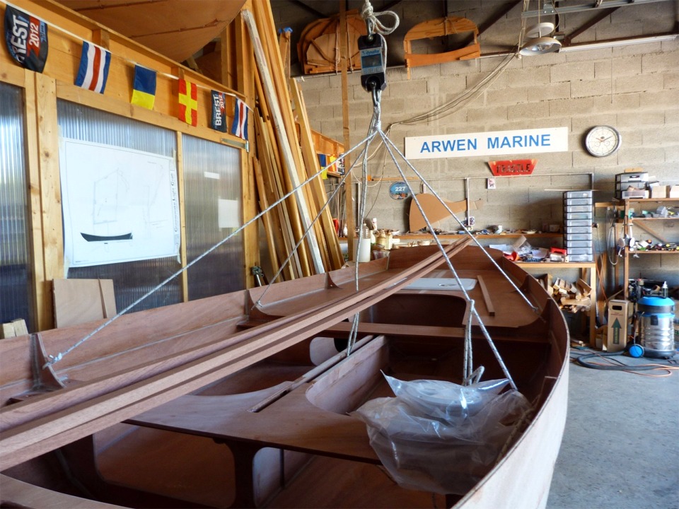 Je trouve enfin le temps de peser Silmaril. J'obtiens 88.5 kg en ajoutant les 4 lattes de sapelli des listons et des serres, ainsi les six trappes. On arrivera donc autour de 95 kg avec la stratification de l'ext&eacute;rieur et les charges sociales. 