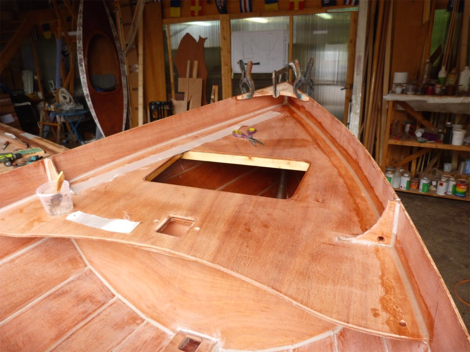 Je commence par appliquer de l'&eacute;poxy dans l'angle, puis je pose la bande de fibre de verre dessus, la fibre commence &agrave; se mouiller de r&eacute;sine et surtout reste coll&eacute;e en place, et il ne me reste plus qu'&agrave; saturer la fibre de r&eacute;sine jusqu'&agrave; ce que le tissu devienne totalement transparent. Trois heures apr&egrave;s, je repasse une seconde couche d'&eacute;poxy afin de "remplir la trame" du tissu. 