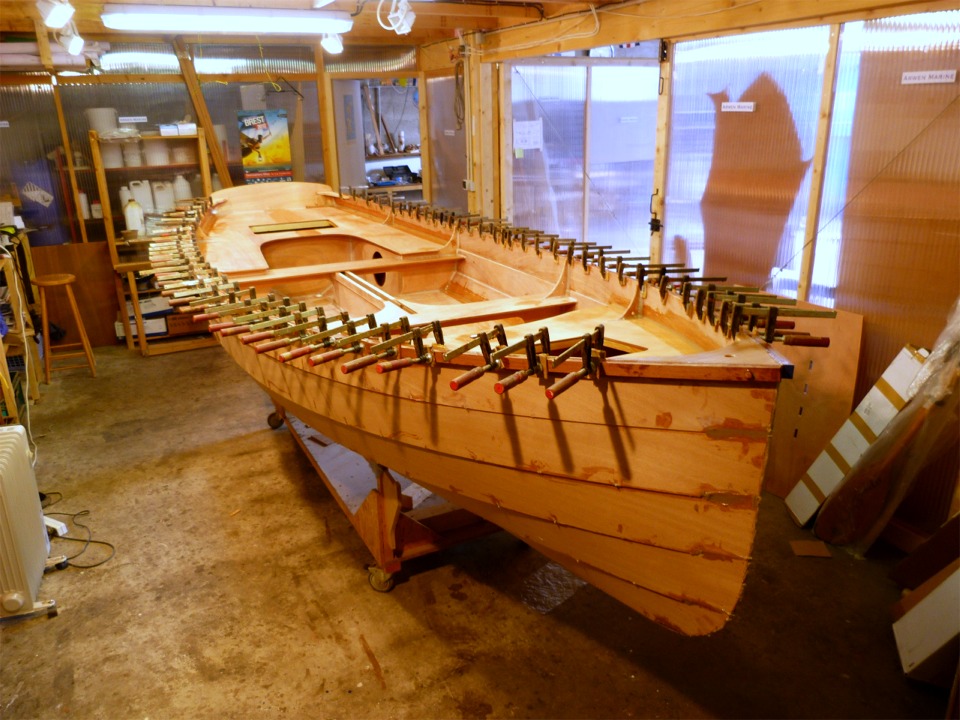 Fin ao&ucirc;t, j'ai commenc&eacute; la construction du prototype du Silmaril, un nouveau voile-aviron dessin&eacute; par Fran&ccedil;ois Vivier sur un cahier des charges Arwen Marine. J'ai repris dans ce cahier des charges l'essentriel des solutions mises au point sur Gandalf (en particulier la d&eacute;rive pivotante extractible et le ballast liquide). 