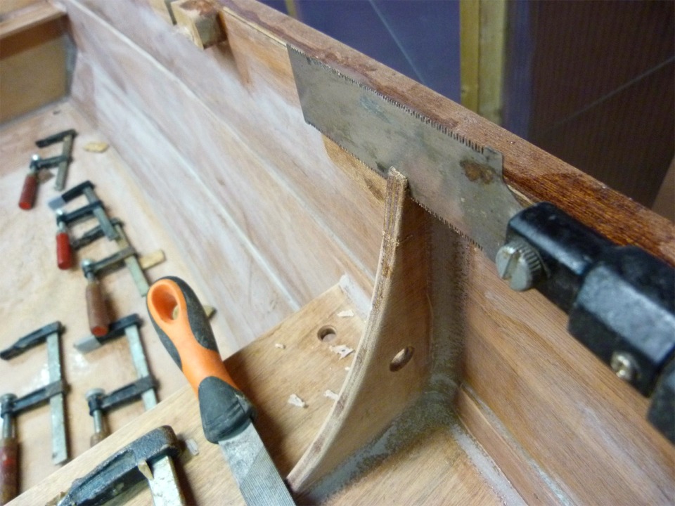 Le lendemain, j'enl&egrave;ve les presses et je scalpe le haut des cloisons afin de pouvoir poser mes serres. 