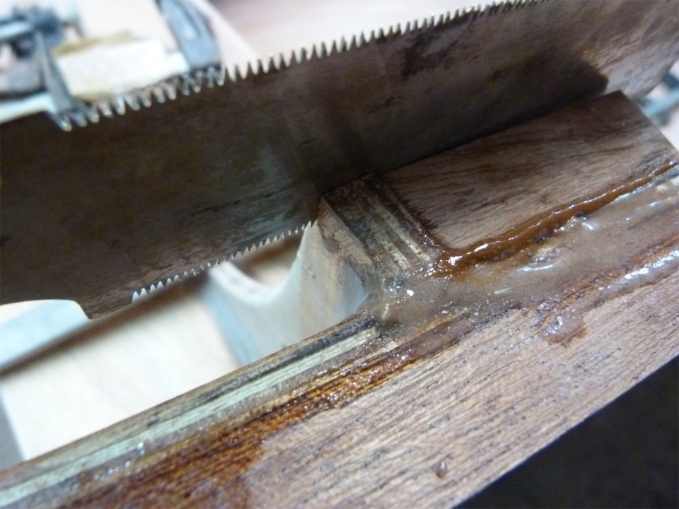 C'est &agrave; dire que je d&eacute;coupe une encoche dans les "oreilles" de chacune des quatre cloisons afin que la serre puisse venir reposer sur les cales. 