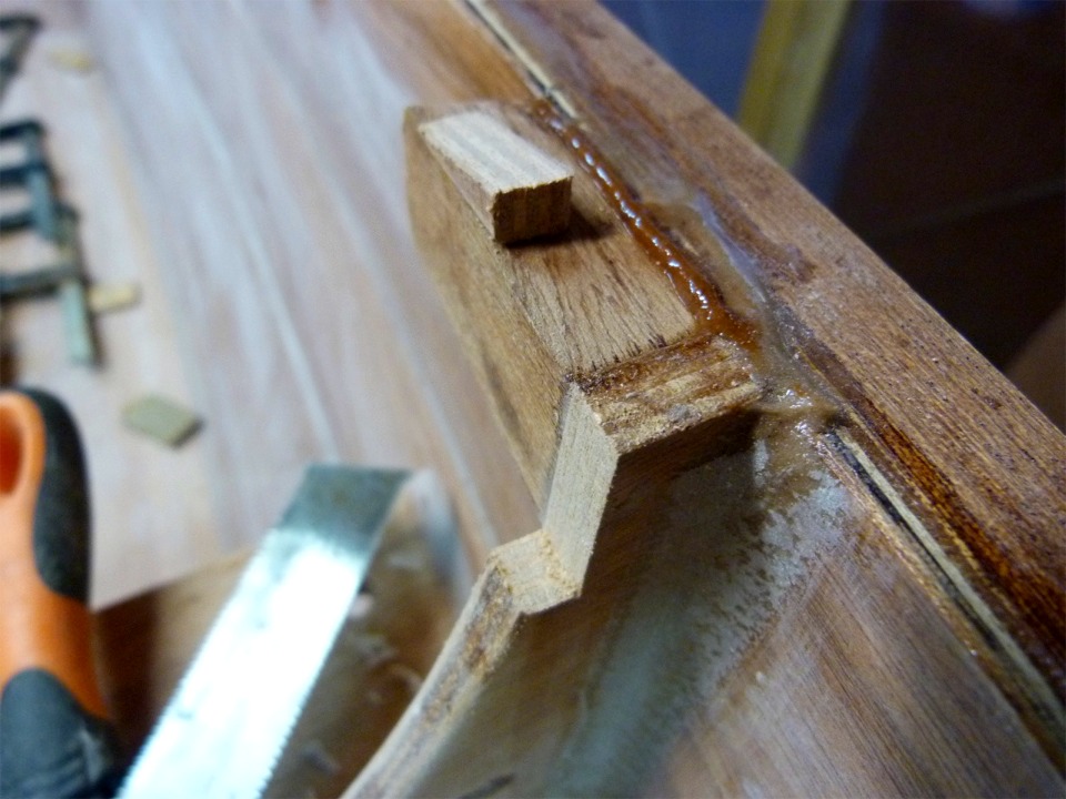 L'encoche triangulaire met la t&ecirc;te de cloison au niveau de la cale adjacente. J'ai pos&eacute; la chute sur la cale. 