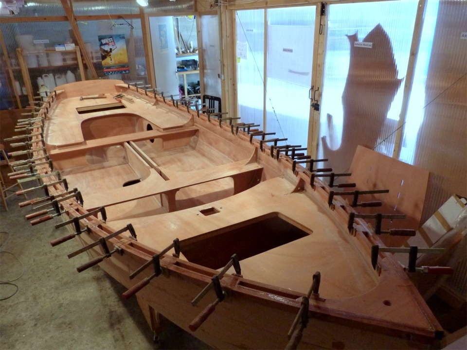 Apr&egrave;s ce montage &agrave; sec, je coupe les serres &agrave; la bonne longueur, je d&eacute;monte tout, j'encolle toutes les cales et je remonte le tout. Facile. 