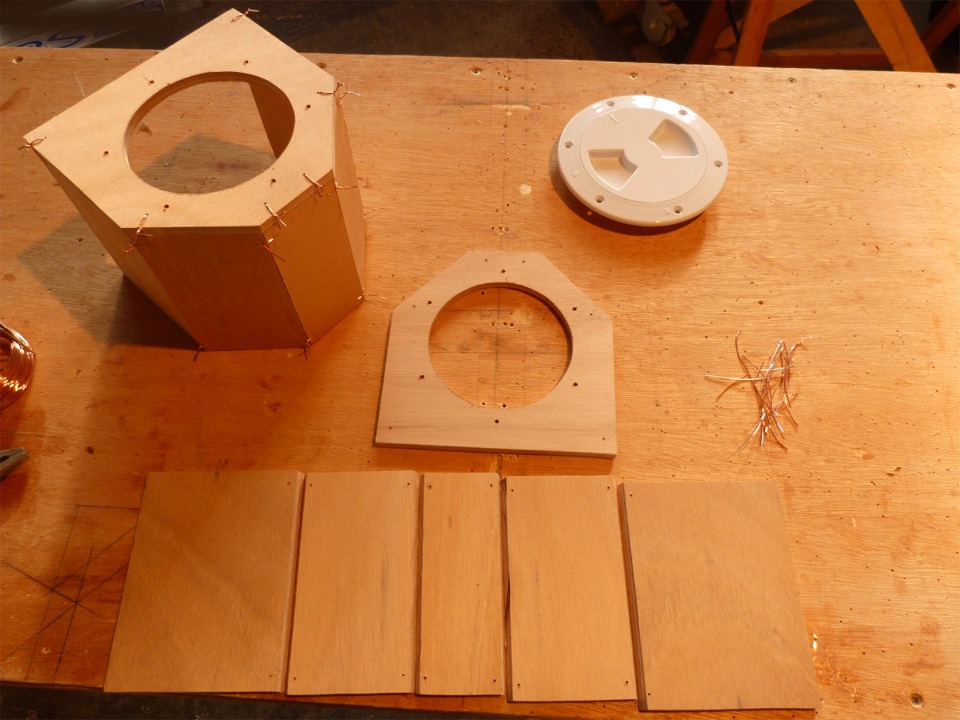 Je passe &agrave; la r&eacute;alisation des "boites" d'acc&egrave;s aux nables des deux r&eacute;sevoirs de ballast. Je vais mettre sur chacune une trappe ronde de 4 pouces afin de passer facilement la main pour ouvrir ou fermer le nable. Ces boites serviront aussi d'&eacute;vent pour laisser entrer ou sortir l'air des r&eacute;servoirs. 