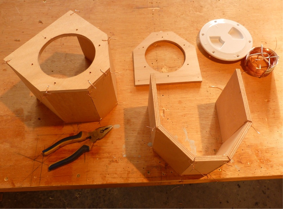 Je ferai un trou de 2 mm au centre des trappes pour servir d'&eacute;vent : les r&eacute;servoirs se videront tout seuls lorsque Silmaril se posera &agrave; l'&eacute;chouage ou sortira sur sa remorque (la vidange sera nettement plus rapide si les trappes sont ouvertes, mais c'est une s&eacute;curit&eacute;). La hauteur de 15 cm des "boites" garantit que l'ouverture des trappes en cours de navigation ne provoquera pas l'inondation de toute la coque, ce serait ballot... En effet, le dessus des ballasts se trouve au niveau de la flottaison. 