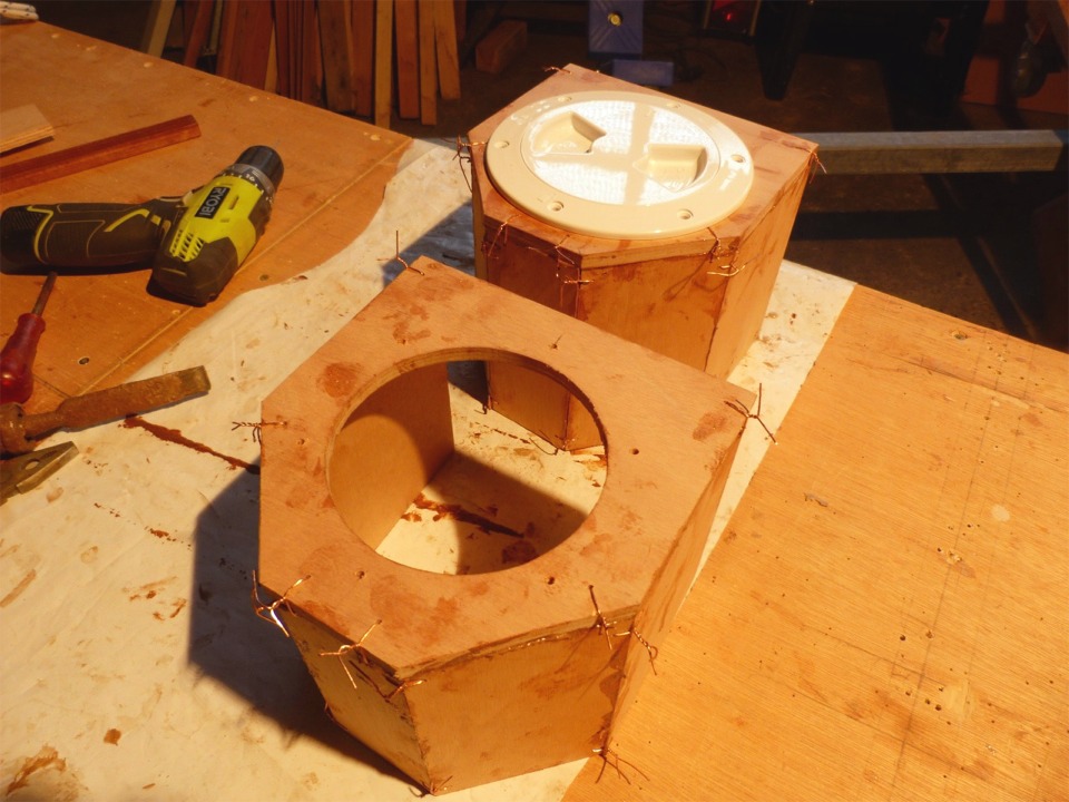 Ces boites ne sont pas purement en cousu-coll&eacute;, car j'ai encoll&eacute; les chants verticaux et sup&eacute;rieur de toutes les facettes avant de les coudre entre elles puis d'ajouter le dessus. La technique du cousu-coll&eacute; suppose que le collage soit fait apr&egrave;s la couture et par des joints-cong&eacute;s sur l'ext&eacute;rieur des joints. 