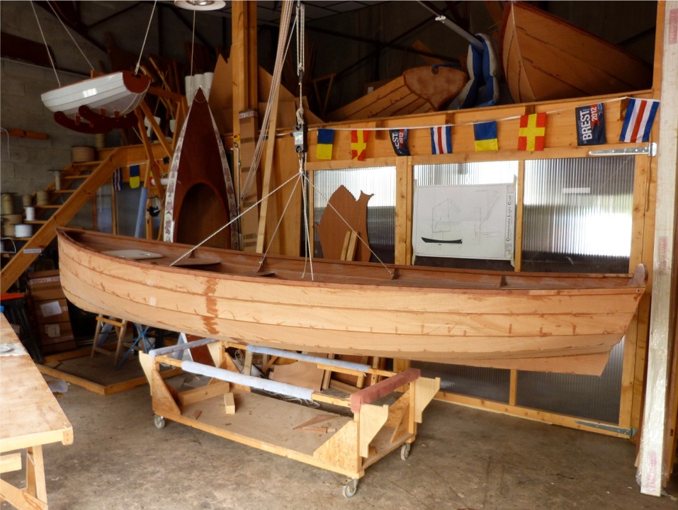 Nouvelle pes&eacute;e de Silmaril, listons et serres pos&eacute;s, trappes &agrave; bord, nous arrivons &agrave; 96 kg. Il faut encore ajouter 3 m2 de stratification sur l'ext&eacute;rieur de la coque, plus deux couches d'&eacute;poxy sur la surface non stratifi&eacute;e, soit 3 kg environ. En principe, on devrait donc rester juste en dessous de 100 kg ! 